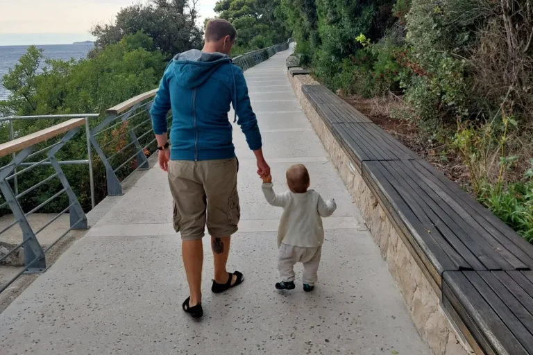 Präsenter Vater verbringt Zeit mit seinen Kindern bei einer gemeinsamen Aktivität.