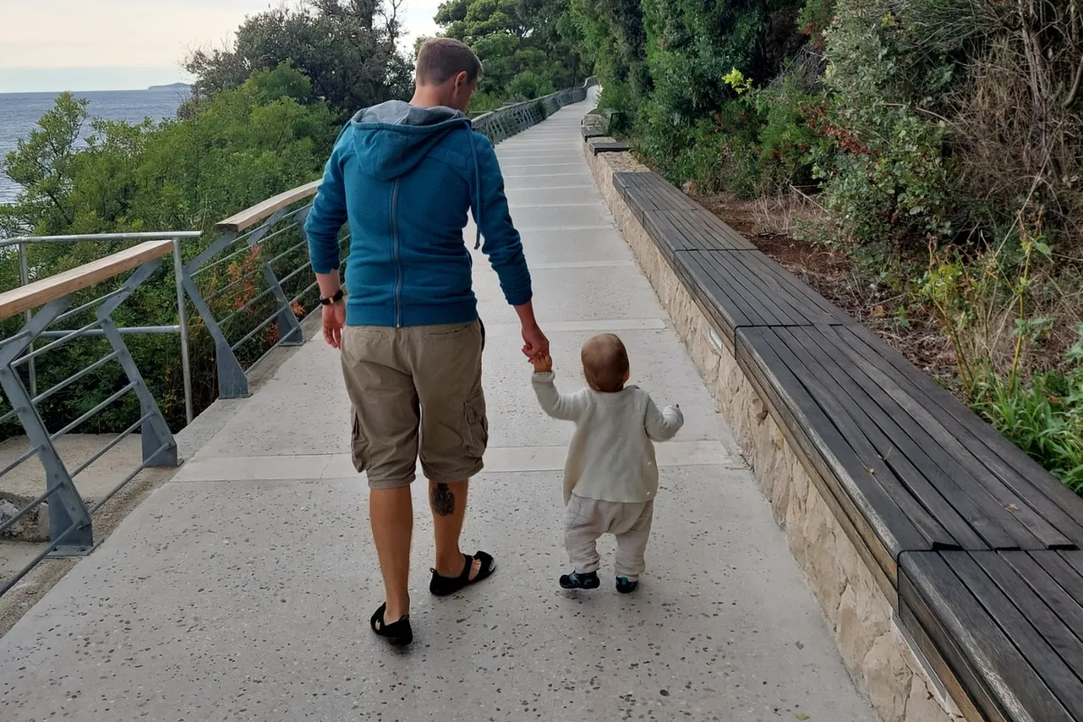 Präsenter Vater verbringt Zeit mit seinen Kindern bei einer gemeinsamen Aktivität.
