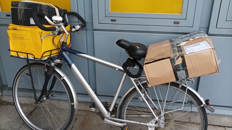 Fahrrad mit mehreren Paketen für den Secondhand-Verkauf