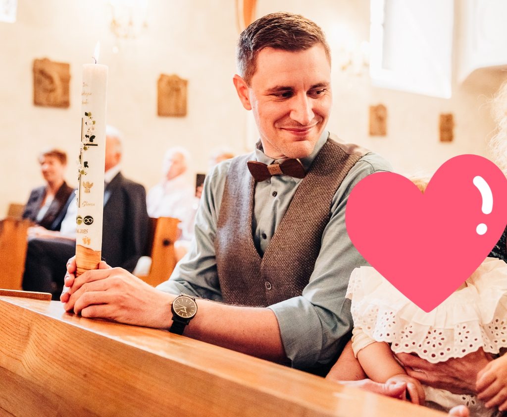 Christopher, Gründer von Papakann, mit seinem Kind bei einer Taufe.