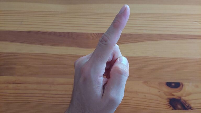 Erhobener Zeigefinger als Symbol für Grenzen und Konsequenzen bei Kindern