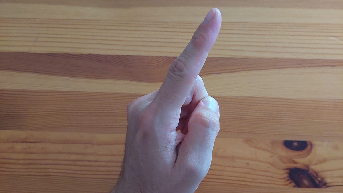 Erhobener Zeigefinger als Symbol für Grenzen und Konsequenzen bei Kindern