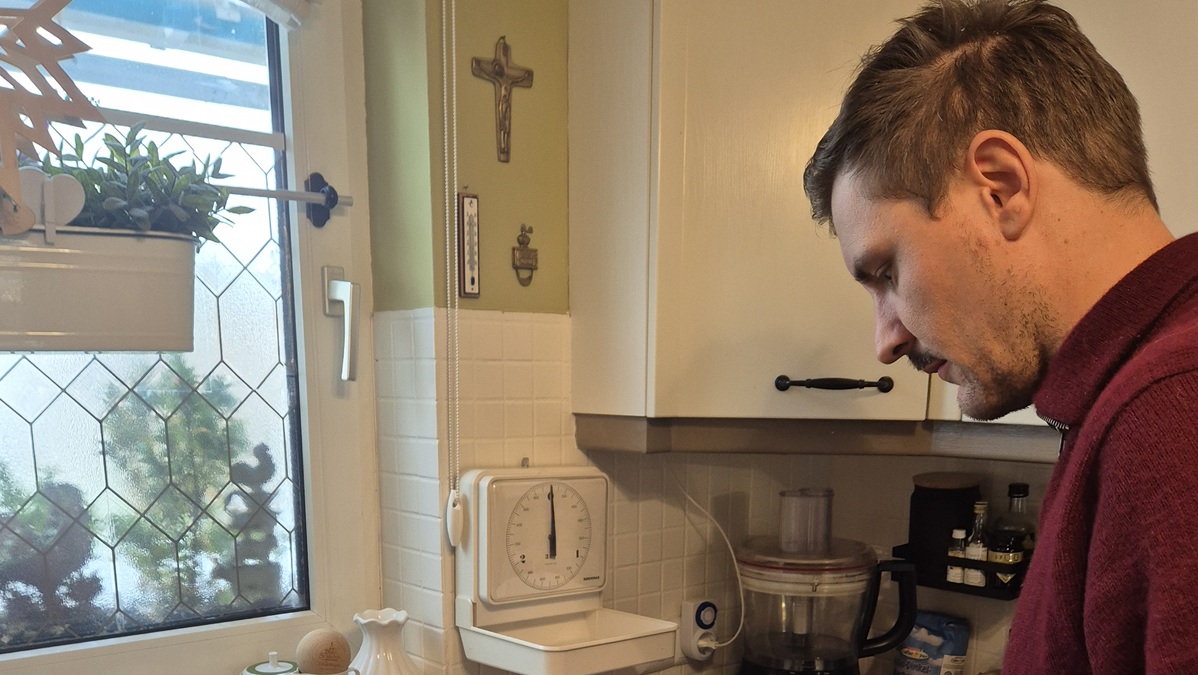 Vater bei der Küchenarbeit im Familienalltag während der Väterkarenz