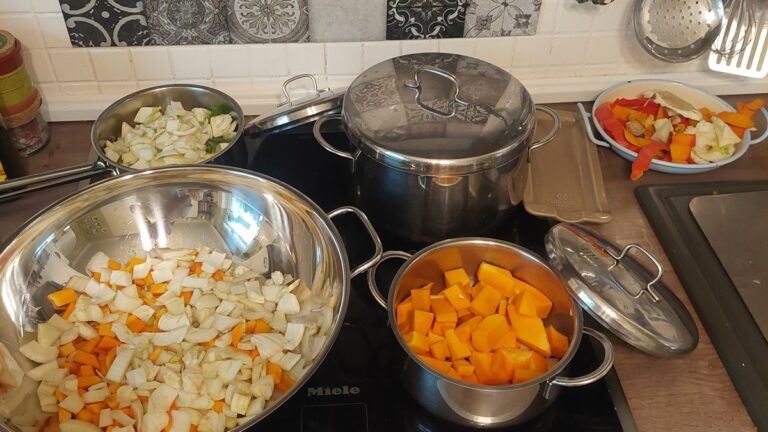 Mehrere Töpfe mit vorbereitetem Gemüse beim Food Prepping für die Familie