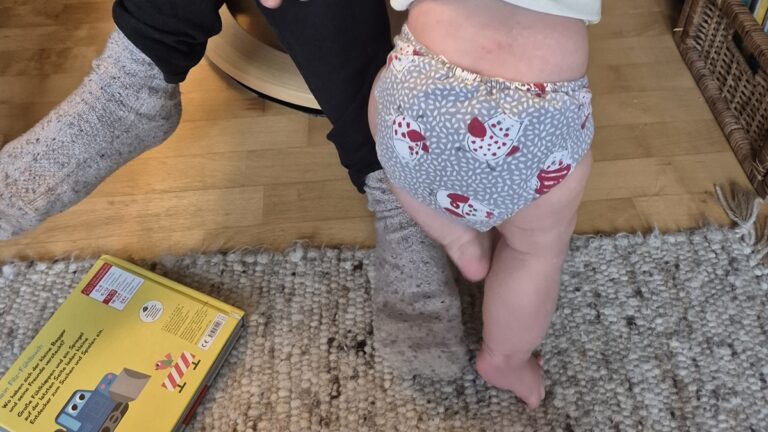Baby mit wiederverwendbarer Stoffwindel im Familienalltag
