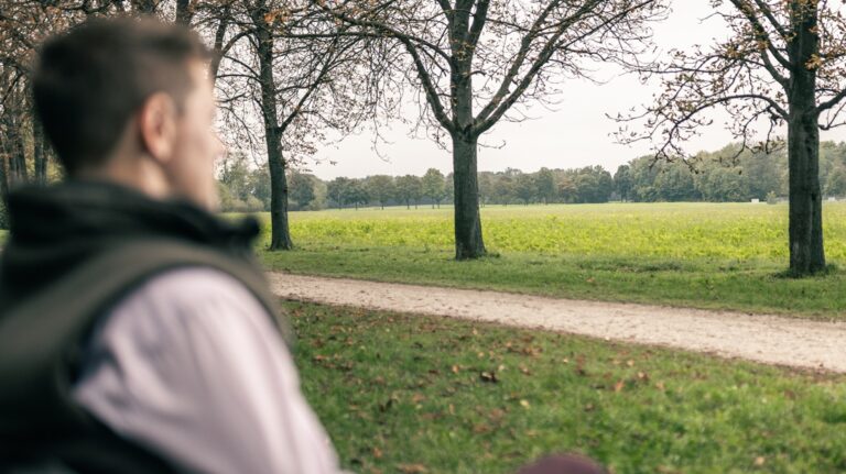 Verhütung für Männer – Mann blickt nachdenklich ins Grüne